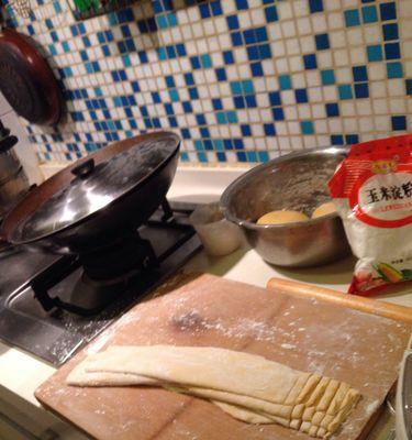 手擀南瓜鸡蛋面的制作方法（健康美味的家常面食）