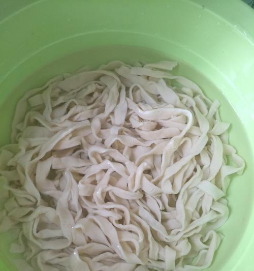 手擀面条的做法（传统手工制作）