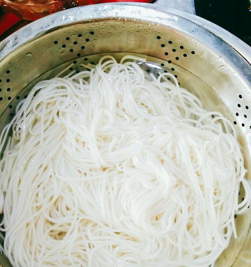 手擀鸡蛋面条的制作方法（从原材料到成品）