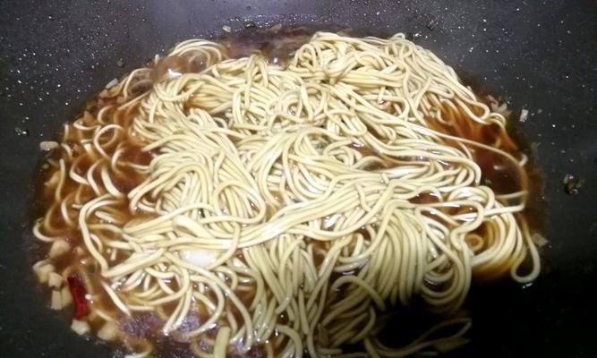 手擀鸡蛋面条的制作方法（从原材料到成品）