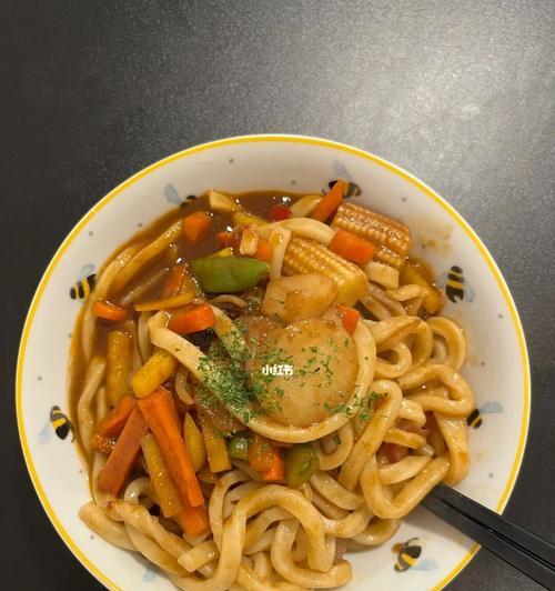 手工制作海鲜乌冬面（以新鲜海鲜与手工擀面为基础的健康美食）