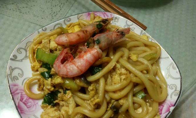 手工制作海鲜乌冬面（以新鲜海鲜与手工擀面为基础的健康美食）