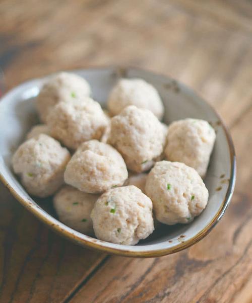 传统手工制作鱼丸的做法（制作美味营养的鱼丸）