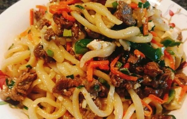 手抻面——传统美食的独特味道（传承千年的烹饪技艺）