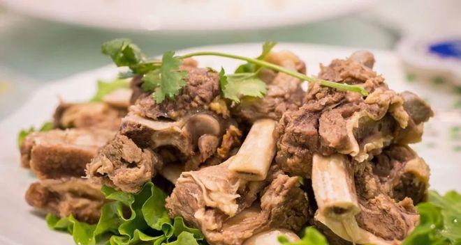 如何以手扒羊肉制作一道美味佳肴（传统烹饪技巧+创意调料+绝佳口感）