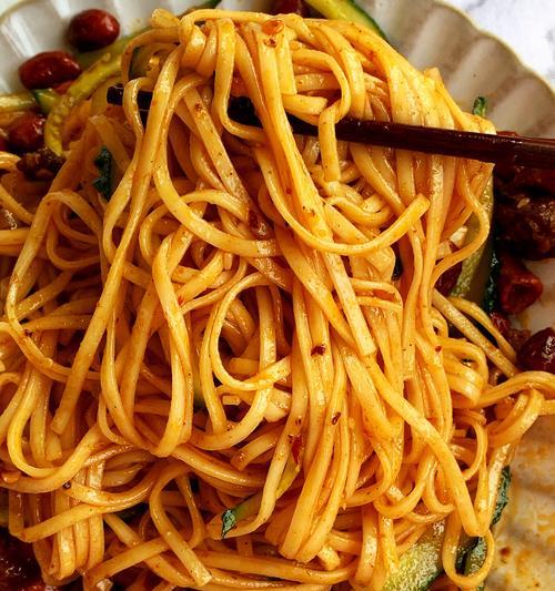柿子鸡蛋丝瓜捞面——打造秋日营养佳肴（秋日美食）