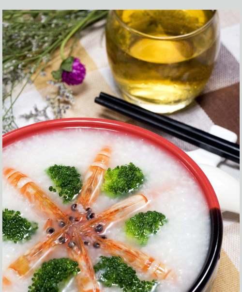 鲜虾与时蔬的完美结合——时蔬鲜虾粥的做法（清爽养生的一道粥菜）