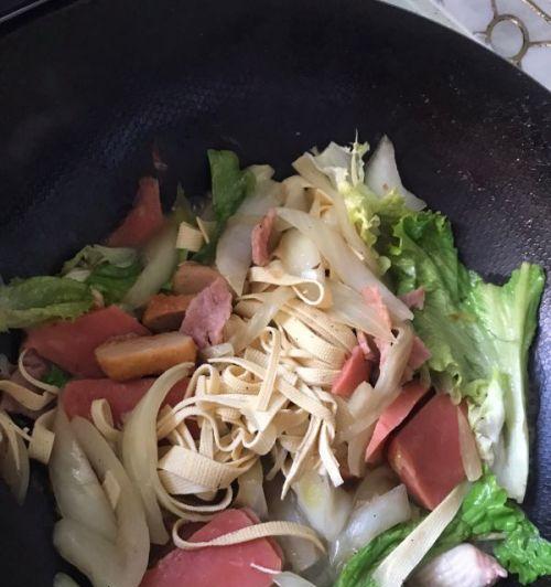 健康美味，以时蔬培根生菜卷（一道简单易做的营养午餐）