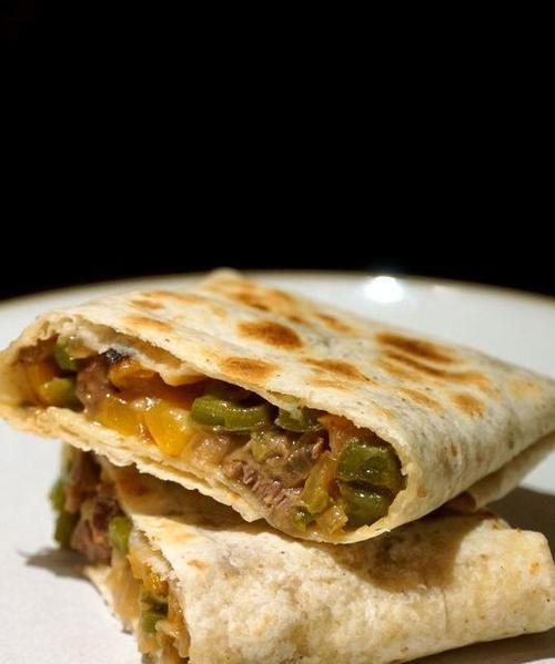 以时蔬牛肉卷饼为主角的美食探索（打造美味又健康的家常美食）