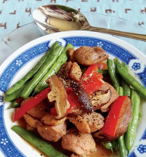 健康美味简单易做的时蔬炖鸭腿（以地道食材制作的美味佳肴）