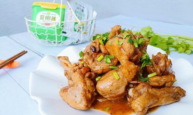 健康美味简单易做的时蔬炖鸭腿（以地道食材制作的美味佳肴）