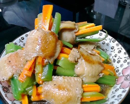 健康美味简单易做的时蔬炖鸭腿（以地道食材制作的美味佳肴）