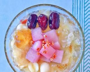 石榴银耳羹的制作方法（石榴银耳羹——健康美味的甜品）