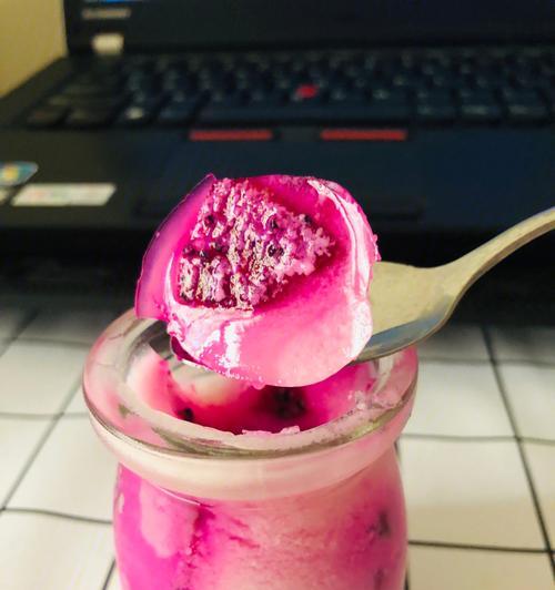 石榴火龙果酸奶沙拉，健康美味两不误（让你的味蕾享受健康盛宴）