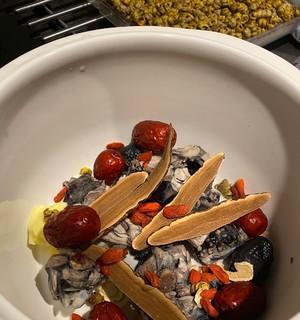 以石斛虫草花乌鸡汤为主题的养生菜谱