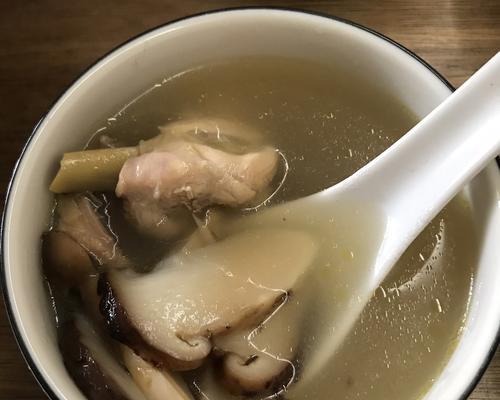 石橄榄鸡汤，营养美味的家常菜（石橄榄鸡汤的烹制技巧与食用方法）