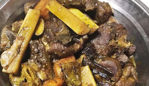 十全大补汤煲羊腿肉的美食之旅（如何用十全大补汤煲出口感鲜美的羊腿肉）