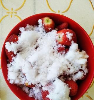 十分钟DIY草莓罐头，轻松享受鲜美果味（快速制作）