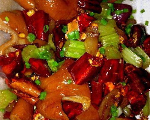 圣女果炒肥肠（以新鲜圣女果为主要食材的美味炒肥肠）