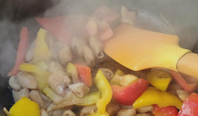 圣女果炒肥肠（以新鲜圣女果为主要食材的美味炒肥肠）