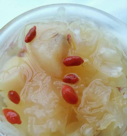 圣女果冰糖雪梨的制作方法（用圣女果和雪梨打造爽口甜品）
