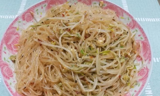 圣女果绿豆芽拌餐，清爽解暑又健康（享受夏日美食）