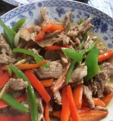 三色肉丝的做法（享受色香味俱全的美食）