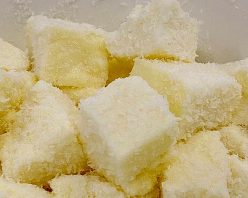 三色牛奶椰汁小方的制作方法（教你如何制作美味的三色牛奶椰汁小方）
