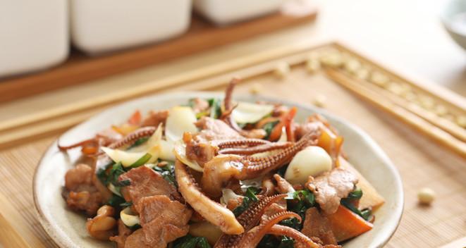 三色椒爆鲜鱿——美味佳肴的制作方法（学习制作三色椒爆鲜鱿）