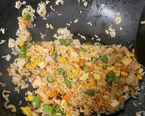 三色蛋炒饭，做出色香味俱佳的美食（掌握三色蛋炒饭的制作技巧）