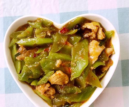 用三色炒肉，做出营养又美味的佳肴（色香味俱全）
