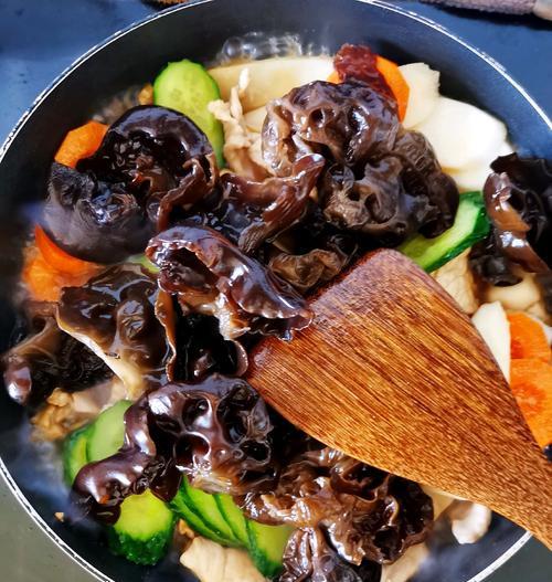用三色炒肉，做出营养又美味的佳肴（色香味俱全）