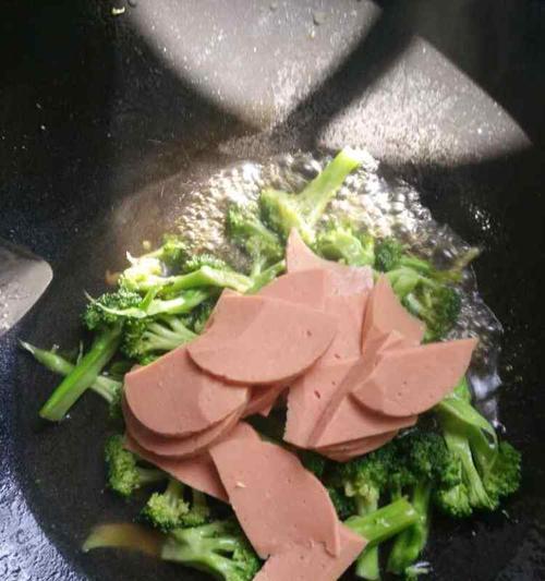 三秒钟剥火腿肠，轻松实现美食享受（以快速简便的方式享受美味）