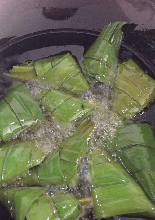 三角粽的制作方法（手工打造传统美食）