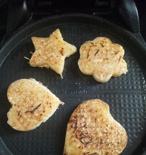三角油饼的制作方法（美味可口的油饼制作秘笈）