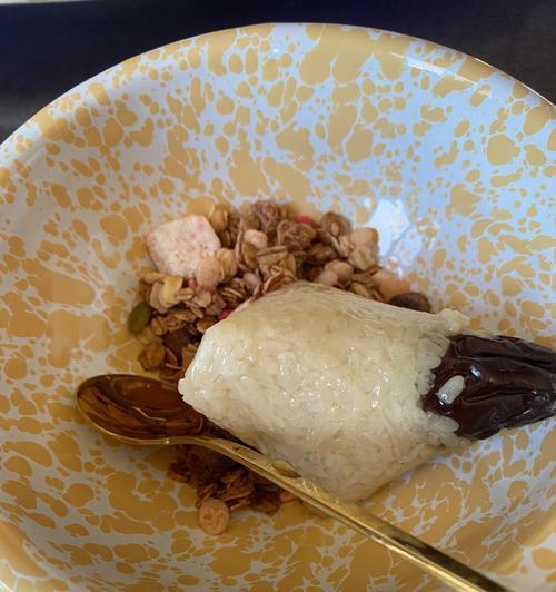 如何制作美味的三角蜜枣棕？