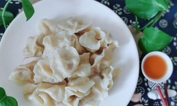 如何制作美味的三角饺子（学会这道菜）