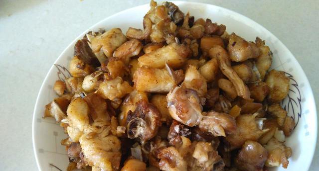 烹制三椒兔肉的秘密（传统美味的健康佳肴）