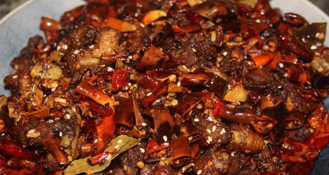辣爆口感，三椒辣子鸡的美味做法（让你尝到川渝美食的独特风味）