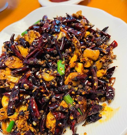 辣爆口感，三椒辣子鸡的美味做法（让你尝到川渝美食的独特风味）