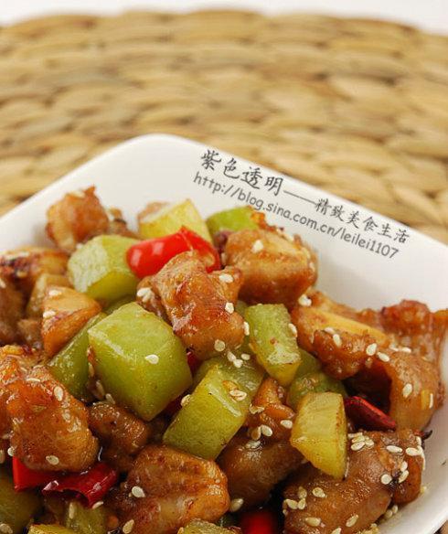 辣爆口感，三椒辣子鸡的美味做法（让你尝到川渝美食的独特风味）