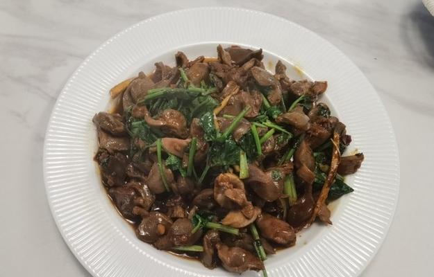 以三椒鸡胗制作美食（麻辣口感）
