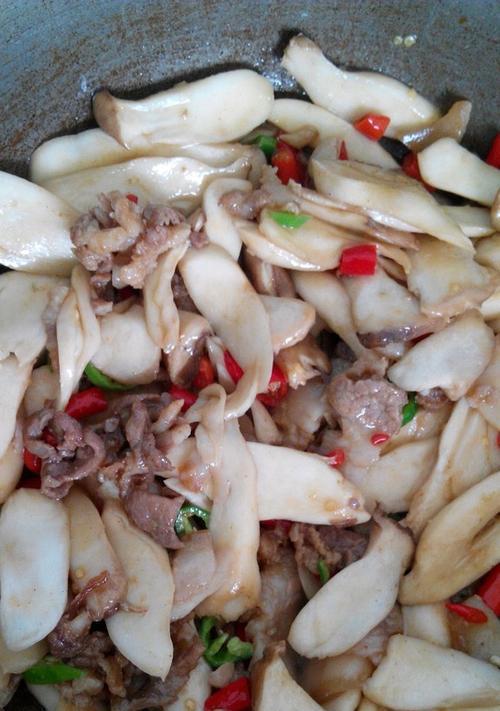 三椒炒菇彩椒炒杏鲍菇（健康美食）