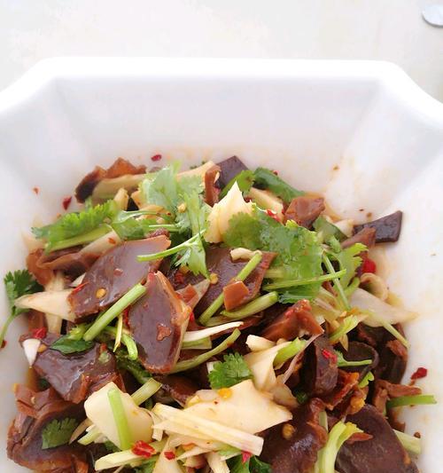 三椒爆鸭肫，鲜辣可口的家常美食（用新鲜的三种辣椒炒出鸭肫的香气与美味）