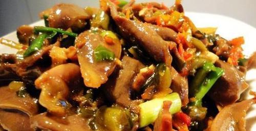三椒爆鸭肫，鲜辣可口的家常美食（用新鲜的三种辣椒炒出鸭肫的香气与美味）