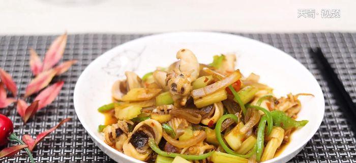 三椒爆墨鱼仔的做法（口感鲜美的海鲜美食）