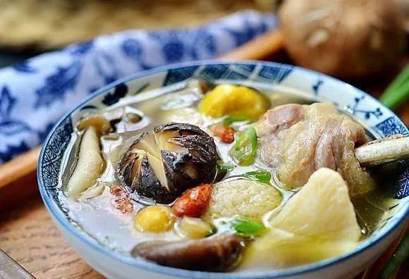 三菇冬瓜羹，美味健康的清汤佳品（三种蘑菇与清爽冬瓜的完美组合）