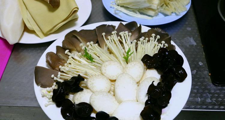 三菇冬瓜羹，美味健康的清汤佳品（三种蘑菇与清爽冬瓜的完美组合）