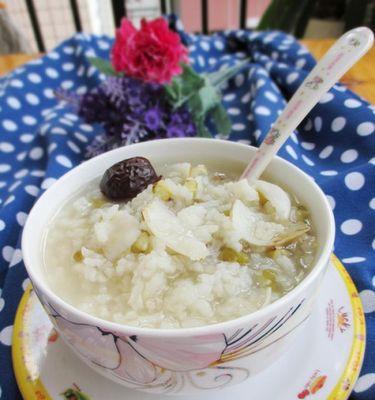营养美味的三豆百合红枣粥，丰富健康早餐的首选