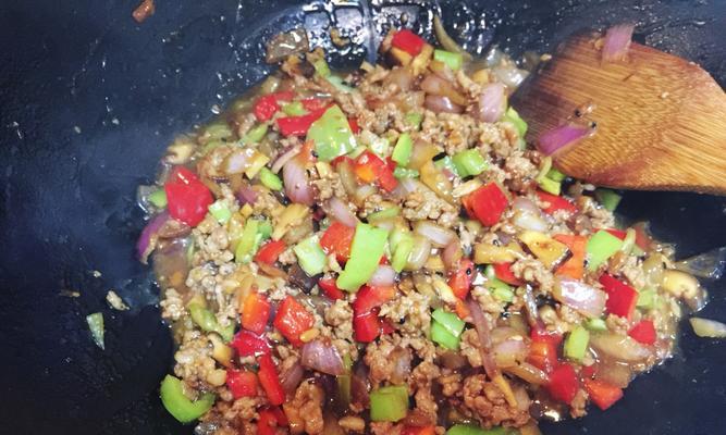 三丁肉末的佳肴美味（快速制作三丁肉末）